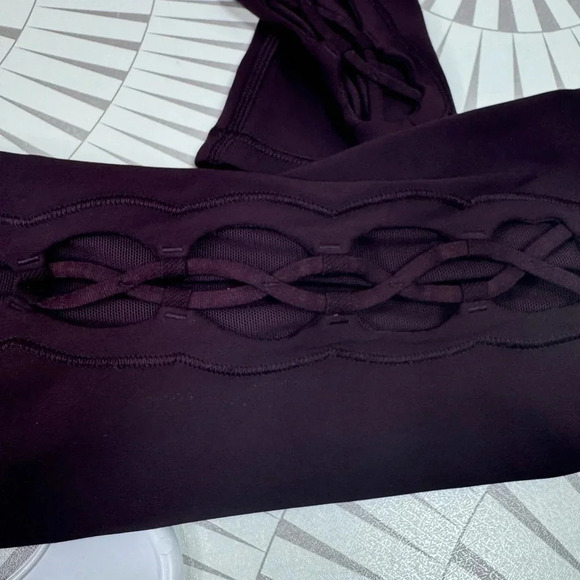 Lululemon Black Cherry Tied To It 7/8 Tight Leggings Women’s Size 2‎ - Picture 3 of 7